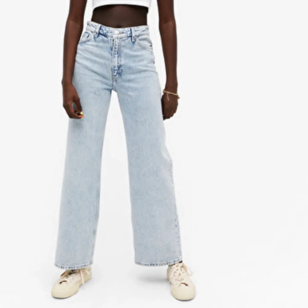Säljer ett par ljusblåa trendiga Yoko jeans från monki, jätte bra skick! Kom privat för mer frågor💕 Jeansen är i storlek 24 (minsta) så kan utgå från XXS-XS! Köparen står för frakt. Jeans & Byxor.