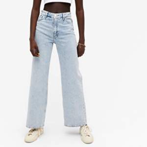Säljer ett par ljusblåa trendiga Yoko jeans från monki, jätte bra skick! Kom privat för mer frågor💕 Jeansen är i storlek 24 (minsta) så kan utgå från XXS-XS! Köparen står för frakt