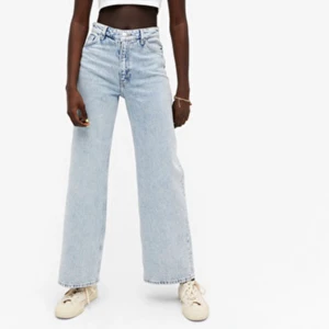 Yoko jeans👖⚡️💕 - Säljer ett par ljusblåa trendiga Yoko jeans från monki, jätte bra skick! Kom privat för mer frågor💕 Jeansen är i storlek 24 (minsta) så kan utgå från XXS-XS! Köparen står för frakt