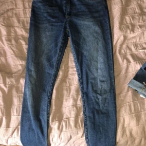 strl s - fina jeans knappt andvända då dem va lite förstora i benen 