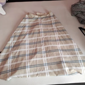 Rutig lång kjol - Rutig lång kjol. Sparsamt använd. Hund finns i hemmet