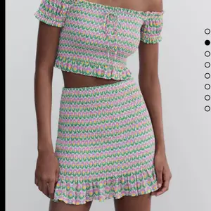 Säljer denna så fina kjol från zara som även är snygg som topp köpt för 299 kr säljer för 100 kr + frakt (frakten är spårbar)💘 använd endast en gång