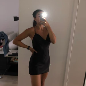 Zara klänning  - En svart sidenliknande klänning från zara i färgen vart! Superfint material, kollar intresset då jag inte kände mig riktigt bekväm i den🌸 ryggen utgörs av ett kryss av snörerna bak men är som öppen rygg✨