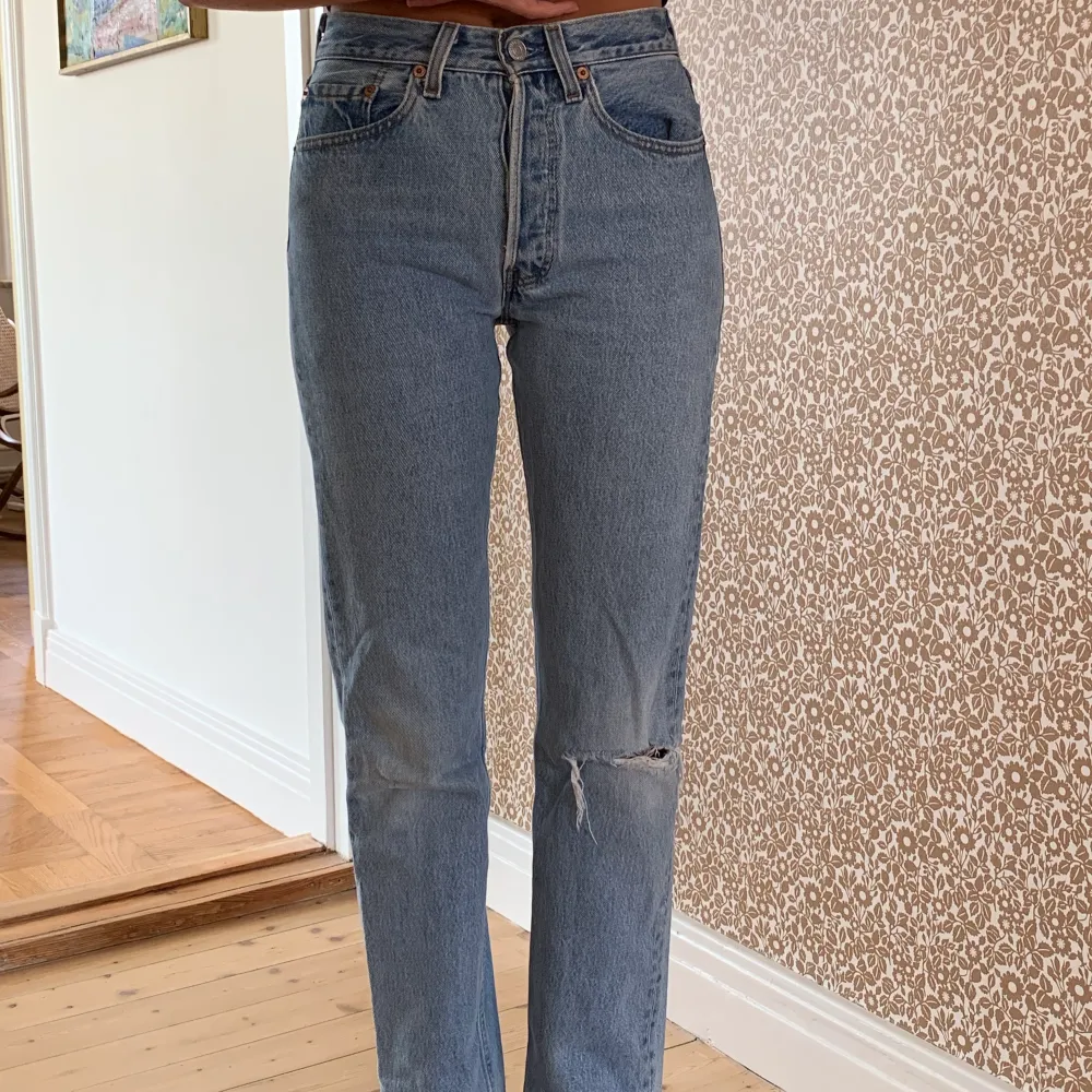 Sjukt snygga vintage Levis jeans. Säljer då de tyvärr har blivit för små. Betalning sker via Swish, köparen står för frakt! Buda i kommentarerna!. Jeans & Byxor.