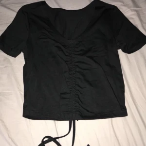 👍🏼 - Super fin topp aldrig använd bara testad köpt på shein men råka beställa två så nu säljer jag ena eftersom att jag inte har nån användning av den skriv för intresse eller nåt annat 💗