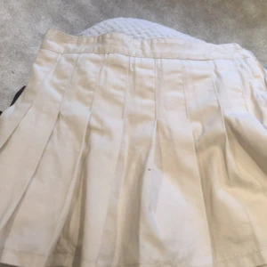 Vit tenniskjol! - Säljer den vit tennis kjol! Helt oanvänd och bra skick. Från branmelvin storlek smal. Kontakta om ni har intresse 