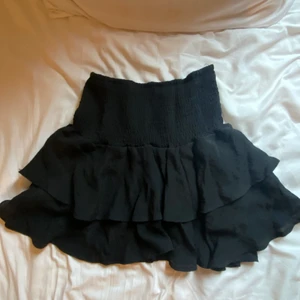 Volangkjol  - Säljer min svarta volangkjol som inte kommer till användning. Storlek XS men passar även S. Kan mötas upp eller frakta, köpare betalar för frakt 