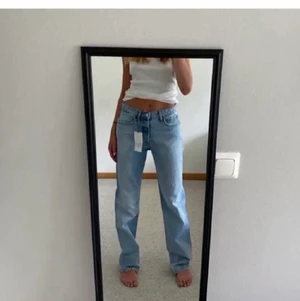 Jeans - Lägger ut dessa igen då jag inte kunde komma åt konversationerna på förra annonsen, säljer ett par helt oanvända (prislappen sitter kvar) jätte populära zara mid Rise jeans, lånade bilder skriv privat för egna bilder, om flera intresserade så blir det budgivning. Hör av er vid frågor! Köp direkt för 450kr+frakt