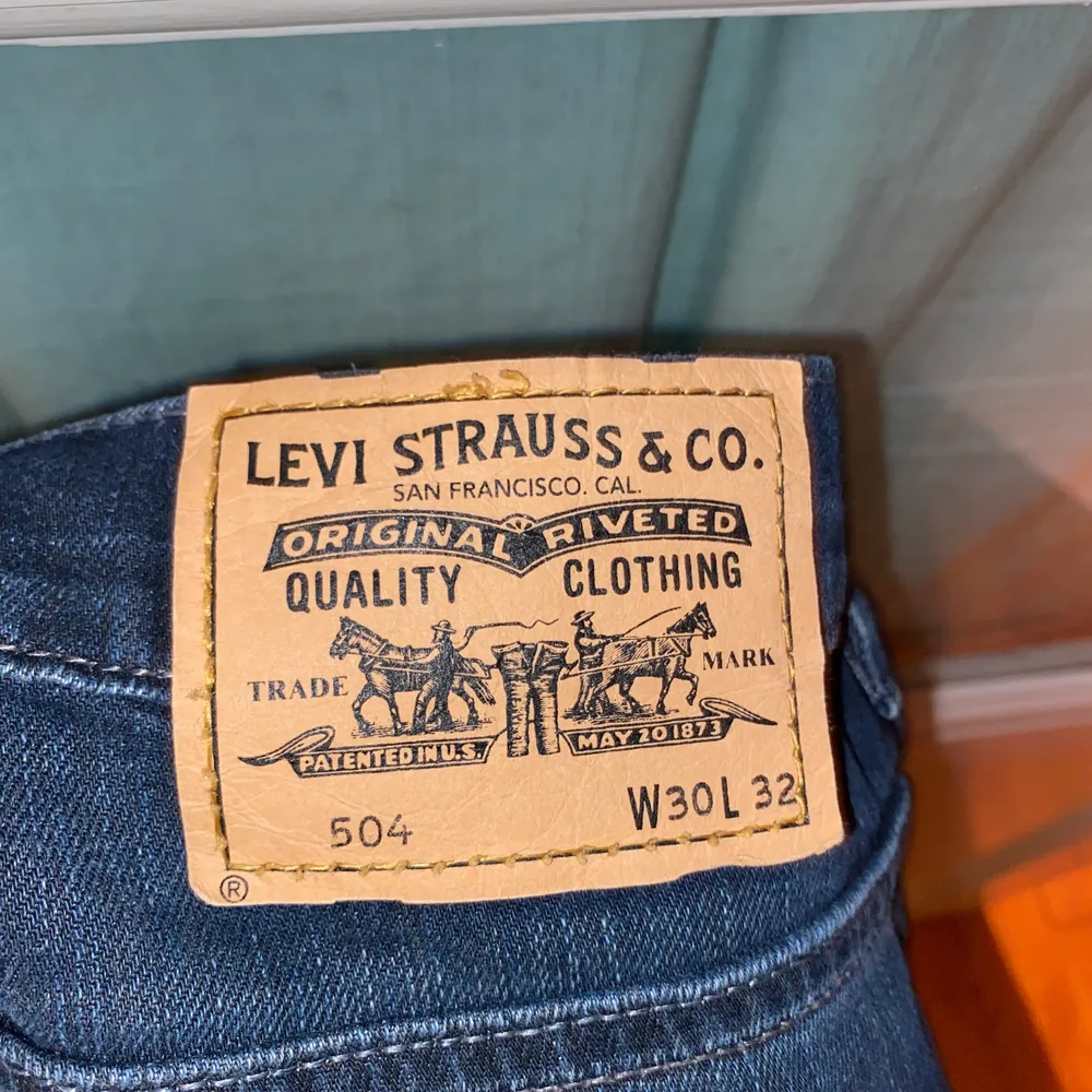 Populära lågmidjade jeans från Levis, passar mig som är 163 i längd, och s i storlek. Kan mötas upp eller fraktas, köpare betalar för frakten😊. Jeans & Byxor.