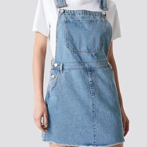 NA-KD jeansklänning storlek 36 - Oanvänd jeansklänning från NA-KD pga för liten för mig 💙 