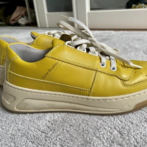 ACNE sneakers  - Gula ACNE sneakers. Knappt använda och inköpta förra sommaren. Är i väldigt bra kvalite! 