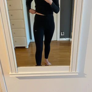 Träningstights Röhnisch - Träningstights från Röhnisch i storlek XS. Lite tjockare material. Jag är 165 cm lång.