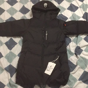 sail racing storlek small - Hej jag köpte denna jackan men den gick inte på mig och jag ska sälja den så den e skit bra och vintern e på väg så jag säljer den för 1200kr