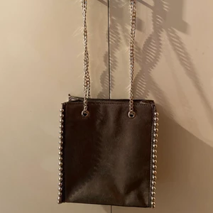 Grå zaraväska  - En grå väska från Zara i fint skick. Säljer den eftersom att jag inte använder den längre. Frakt: 66kr 🖤