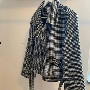 Höst jacka  - Super snygg jacka från NakD! Perfekt nu till hösten Säljer då den inte kom till användning förra året! Den har vida armar, man stänger med knappar och den har ockås ett bälte i midjan! 