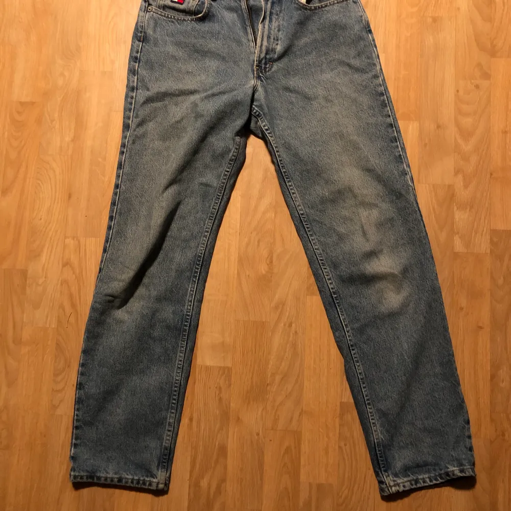 Hilfiger jeans i strl 28 (midja), köptes som vintage jeans för två år sen ungefär så säljes i befintligt skick. Inga skador eller dylikt. Jag är 178 och de sitter bra på mig i längden :). Jeans & Byxor.