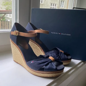 Tommy Hilfiger klackar - Kilklackar från Tommy Hilfiger. Använd ett fåtal gånger, nypris 899kr.