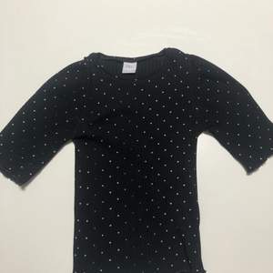 Zara t-shirt men svarta prickar ribbad använd få gånger så i bra skick