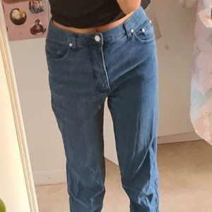 Blåa jeans från IBER! - Säljer dessa härliga jeans som tyvärr inte kommer till användning längre. De är sköna och långa och har bra passform för de flesta. De är stretch denim med superfin blå färg 😆💘