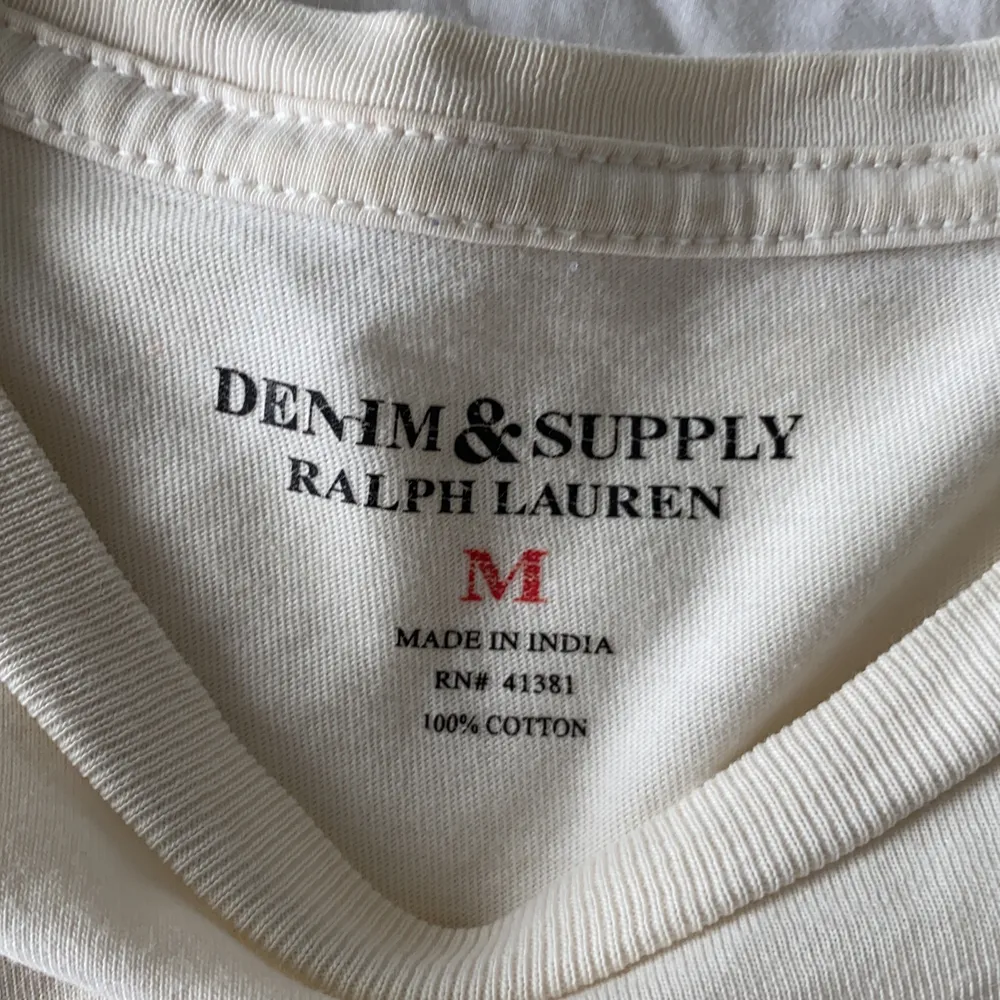 Off white t-shirt i Ralph lauren. Storlek M. . T-shirts.