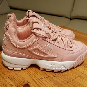 Fila sneakers. - St 39. Nya. Bara provade hemma.