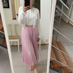 Plisserad kjol från & other stories - Såå fin kjol från & other stories men som tyvärr inte används tillräckligt🥺 i nyskick utan anmärkningar 