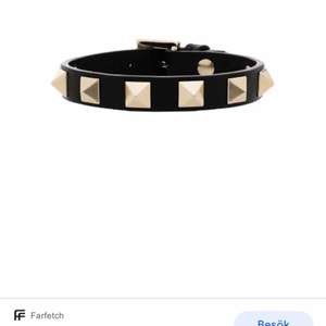 ✋🏼Intressekoll🤚🏼 På mitt svarta valention armband som jag fick i present i vintras. Kan tänka mig att byta till en annan färg. Köpte på Nk. Buda från 1000kr💓💓bud:1500kr