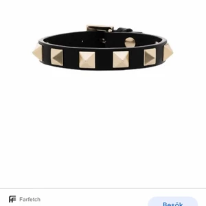 Valentino armand - ✋🏼Intressekoll🤚🏼 På mitt svarta valention armband som jag fick i present i vintras. Kan tänka mig att byta till en annan färg. Köpte på Nk. Buda från 1000kr💓💓bud:1500kr