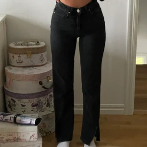 Madlady limited edition jeans - Jeans från Ida Carlssons kollektion som inte säljs mer. Skönaste jeansen jag någonsin ägt. Ett mjuk, töjbart jeansmaterial som formar sig perfekt efter kroppen. Sparsamt använda. Nypris: 550. Buda eller köp direkt för 330 kr ❤️