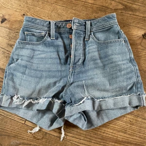 Jeansshorts strl 00 - Jeansshorts från Hollister i bra skick! Storlek 00. 