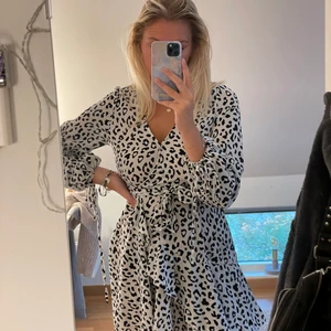Leopard klänning  - Svart vit leopard klänning🖤 med knyte längst ner på ärmarna🤍 även med knyte i midjan💓köparen står för frakten💓