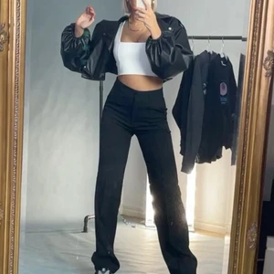 kostymbyxor  - raka skitsnygga kostymbyxor från madlady storlek xs-32, sparsamt använda. Långa på mig som är 167🤍