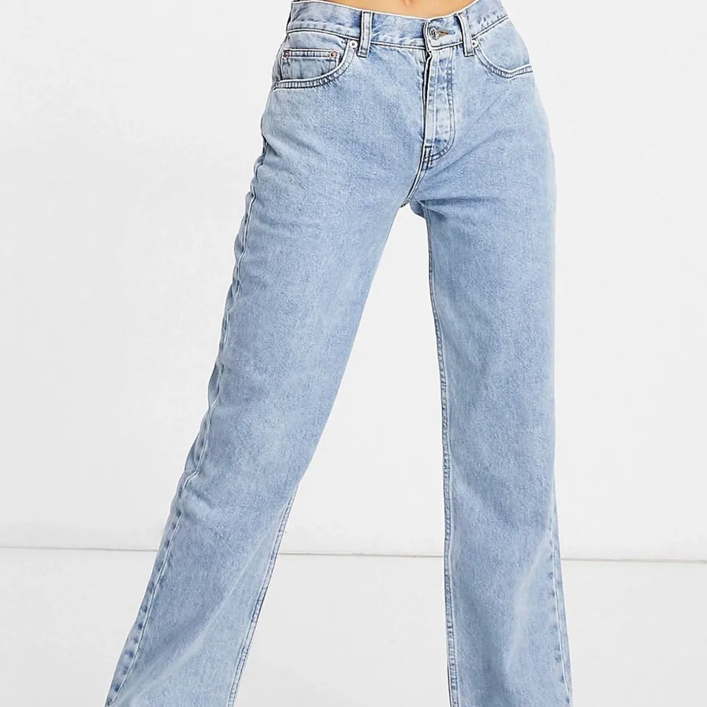 Säljer så fina helt nya jeans från asos. Verkligen skit fina men lite för tajta på mig, storlek W26 L32. Frakt 66kr💕💕. Jeans & Byxor.