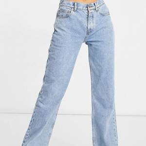 Säljer så fina helt nya jeans från asos. Verkligen skit fina men lite för tajta på mig, storlek W26 L32. Frakt 66kr💕💕