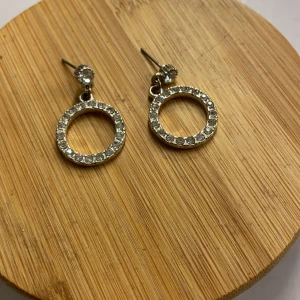 Öronhänge - Snygga, enkla öronhänge (ploppar ingår inte) andvända en gång 