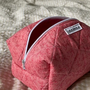 Necessär 💖 - Quiltad handsydd necessär, strl small 🥰 kika gärna in min instagram @lily_isola 💞
