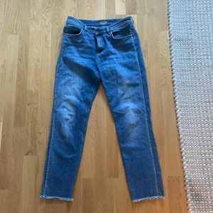 Filippa K jeans  - Filippa K jeans med en liten fläck som kan synas på andra bilden. 