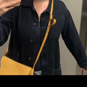 Mörkblå jacka  - Säljer min manchesterjacka för att den inte kommer till användning mer. Använde den en vår, men den är i väldigt fint skick❤️ strl M men sitter säkert snyggt oversize på en S också!