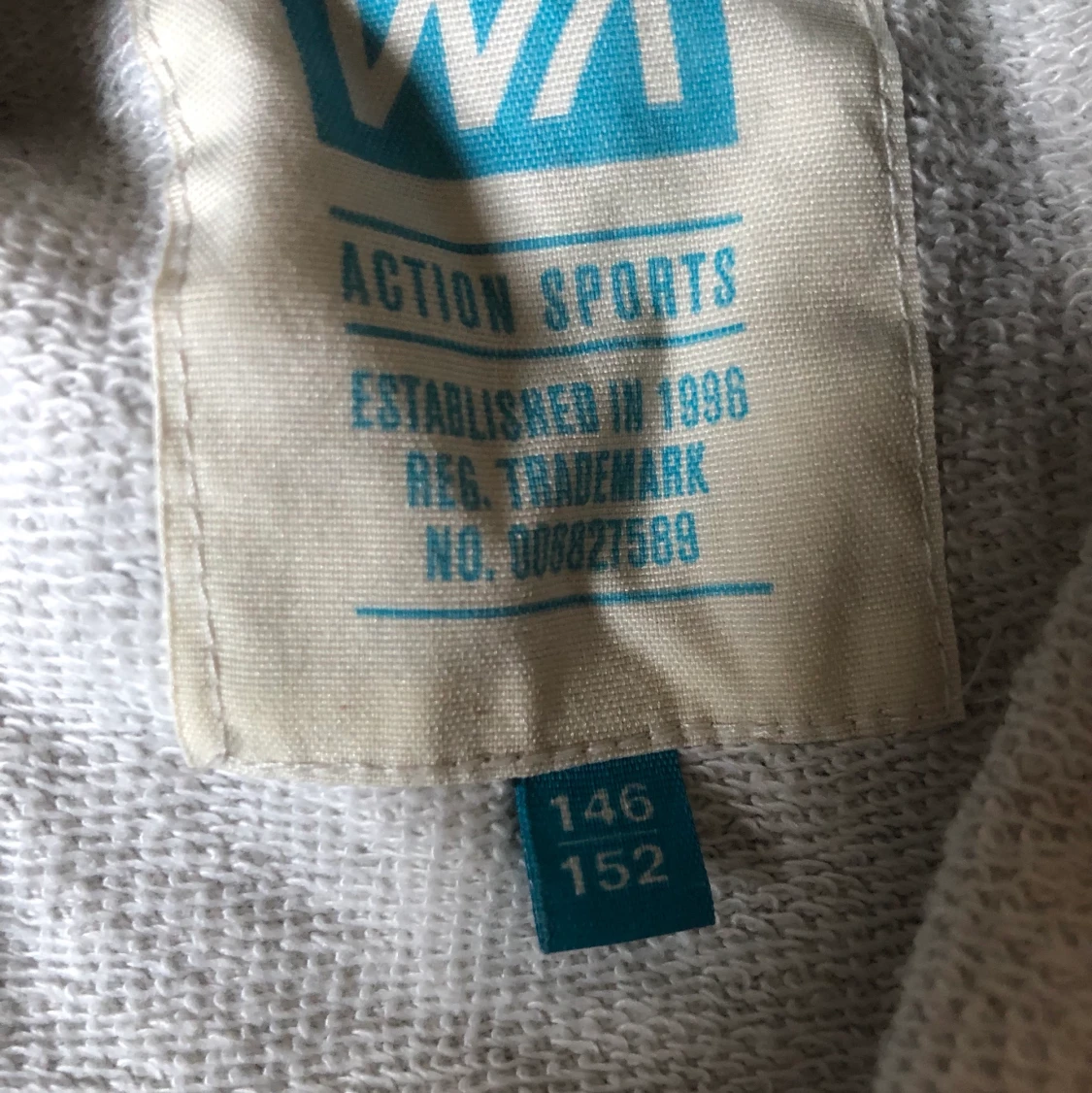 Säljer en svart vit collegetröja!  - 28