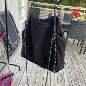 stella mccartney väska - Intressekoll på denna Väskan som ser ut som en stella mccartney. Köpte denna begagnat så är inte säker på att den är äkta men den är väldigt snygg! Skiv gärna om du har frågor eller vill ha fler bilder! Köparen står för frakt💕