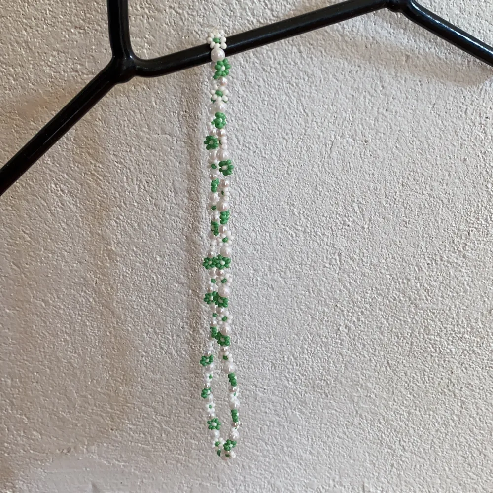 SĂ€ljer denna typ av modell pĂ„ halsband, gĂ„r Ă€ven att fĂ„ i andra fĂ€rger.đđđ„°đHalsbandet Ă€r gjort pĂ„ elastisk trĂ„d. Frakt tillkommer. Hör av dig vid frĂ„gor. âŁïžđ„°đ€©â€ïž. Asusteet.