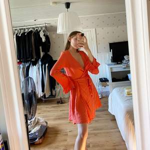 Finaste ”korall” färgade klänningen från nelly, aldrig använd ❤️‍🔥 Storlek 34