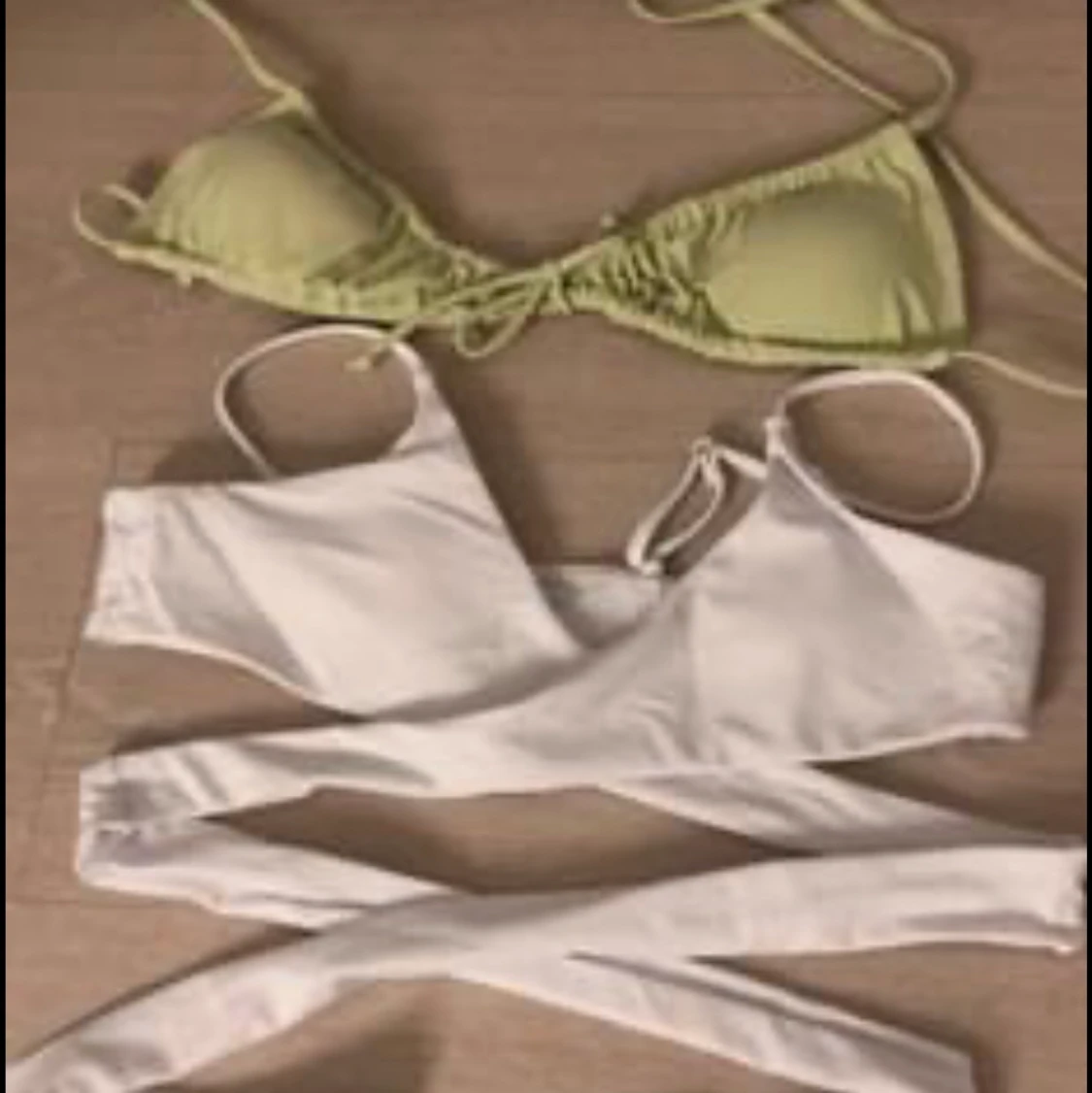 2 fina bikiniöverdelar  - 91