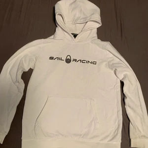 Sailracing hoodie - En vit sailracing hoodie i storlek 160/S/XS