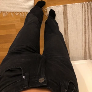 Vida jeans  - Snygga svarta vida jeans från hm. Storlek 32 men passar även 34. Byxorna passar dig som är lite mindre i midjan, vilket kan va svårt att hitta. Dem är långa och bekväma.💞 pris diskuteras kom privat, köparen står för frakt. 