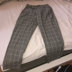 Rutiga kostymbyxor. - Kostymbyxor i strl 38 men mer som en 36. Inköpta för 499 men använda Max 5ggr så säljes för 250+ frakt