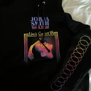 Jorja Smith merch - Säljer min Jorja Smith hoodie inköpt på hennes konsert. Så fina färger och superskön med fleecetyg inuti, säljer för att jag har för många hoodies. Storlek M. Möts gärna upp eller skickar mot fraktkostnad<3 
