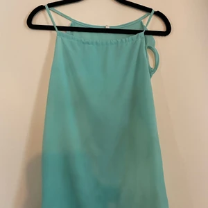 Mintgröna linne i storlek medium - Fint linne i storlek medium med coola detaljer i ryggen. Har klippt bort lappen för att den inte ska synas igenom och minns inte vilket märke det är på linnet. Jan mötas upp i Hägersten eller skicka mot tillägg av frakt 48 kr eller spårbar 66 kr 💞🙏🏼