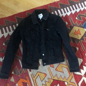 Jeansjacka - En liten jeansjacka i storlek xs/s