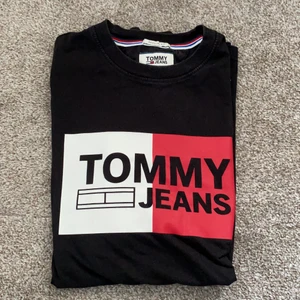 Tommy hilfiger T-shirt  - T-shirt i fint skick från Tommy jeans :)